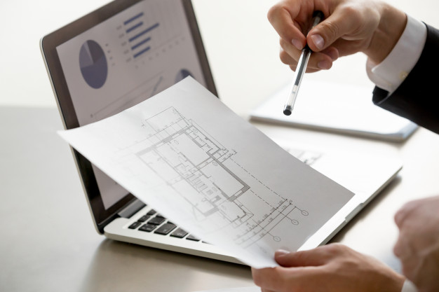 piano-di-progetto-maschio-della-tenuta-della-mano-statistiche-sullo-schermo-fine-su_1163-5283