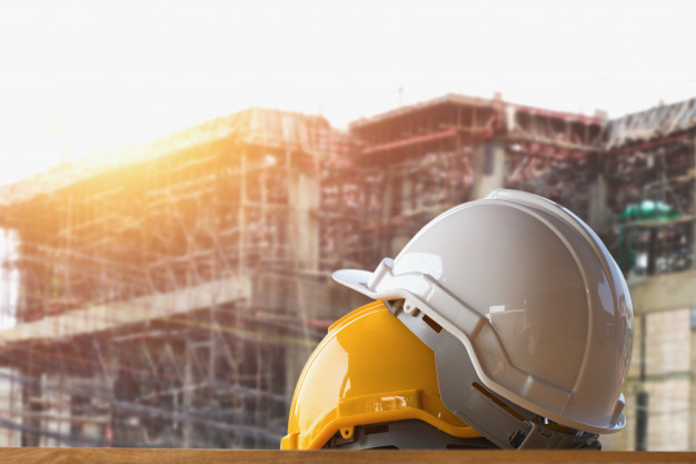 sicurezza-casco-giallo-e-bianco-in-cantiere_34152-6