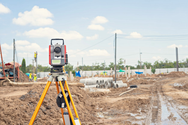 sistema-gps-o-teodolite-di-attrezzature-per-geometri-all-aperto-in-cantiere_42483-113